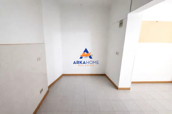 Shtepi ne shitje Apartament ne Tirane, Garsoniere, Mobilimi Pjeserisht e mobiluar, Pagesa 75,190  Euro.