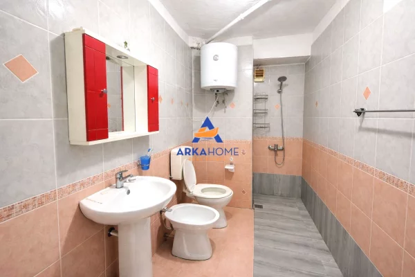 Shtepi ne shitje Apartament ne Tirane, Garsoniere, Mobilimi Pjeserisht e mobiluar, Pagesa 75,190  Euro.