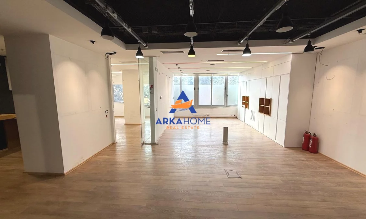 JEPET AMBIENT ME QERA 85M2 "PRANE RRUGES PJETER BUDI PERBALL ISH FLOGES" 110000 LEKE