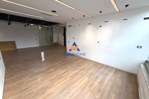 JEPET AMBIENT ME QERA 85M2 "PRANE RRUGES PJETER BUDI PERBALL ISH FLOGES" 110000 LEKE