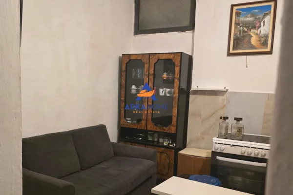 JEPET GARSONIERE ME QERA "BLLOKU VILAVE SELITE, VASIL SHANTO" 300 EURO