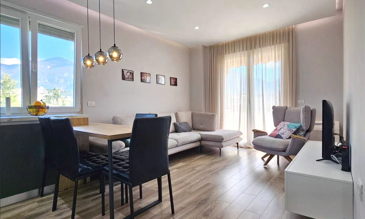 Shtepi ne shitje Apartament ne Tirane, 2+1, Mobilimi E mobiluar, Pagesa 145,000  Euro.