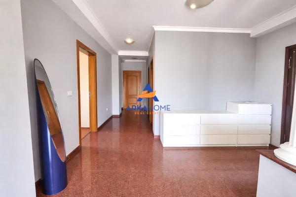 Shtepi ne shitje Apartament ne Tirane, 3+1, Mobilimi E mobiluar, Pagesa 650,000  Euro.