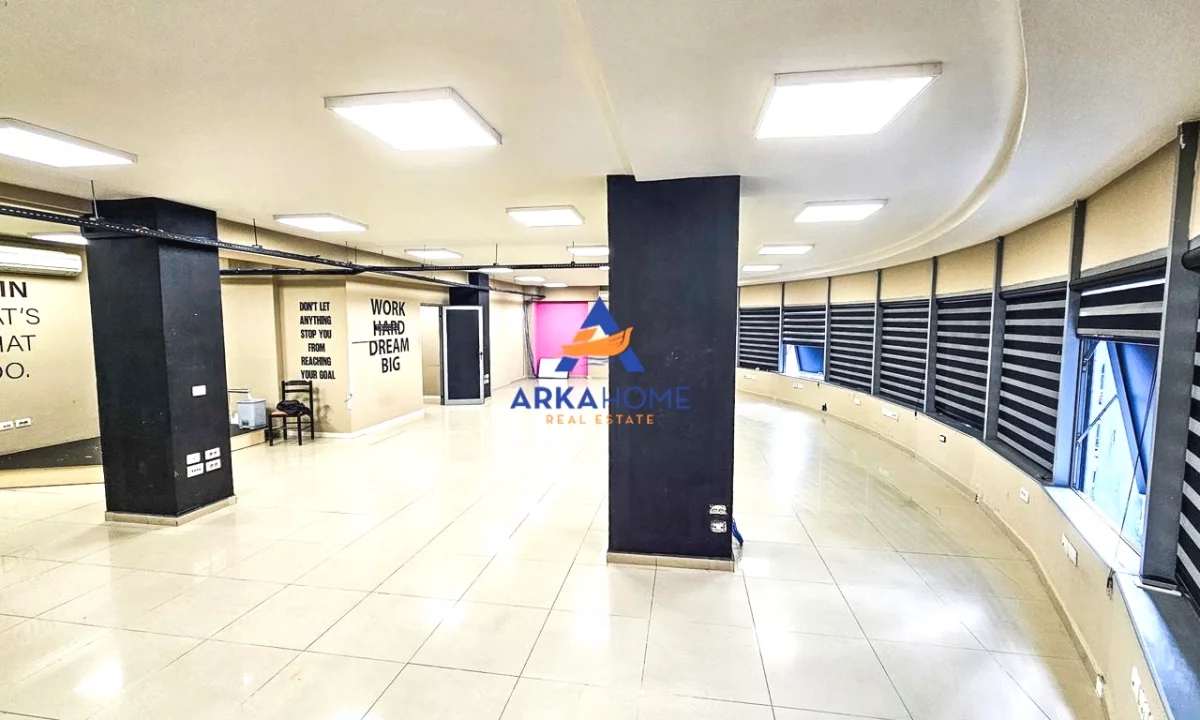 JEPET ME QIRA AMBIENT KOMERCIAL 300M2 "RRUGA DIBRES,AKSES I LEHTE NE QENDER" 3000 EURO