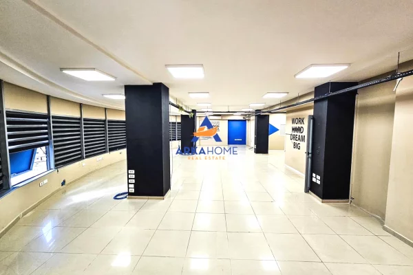 JEPET ME QIRA AMBIENT KOMERCIAL 300M2 "RRUGA DIBRES,AKSES I LEHTE NE QENDER" 3000 EURO