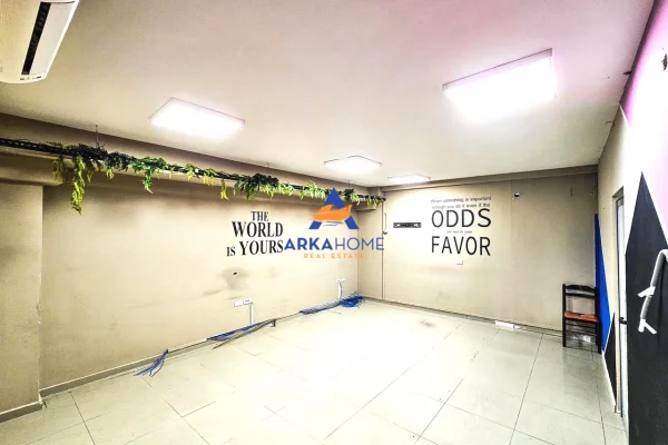 JEPET ME QIRA AMBIENT KOMERCIAL 300M2 "RRUGA DIBRES,AKSES I LEHTE NE QENDER" 3000 EURO