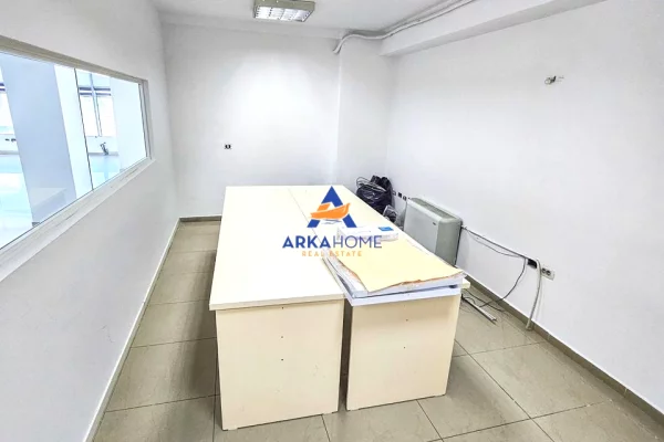 JEPET ME QIRA AMBIENT KOMERCIAL 300M2 "RRUGA DIBRES,AKSES I LEHTE NE QENDER" 3000 EURO