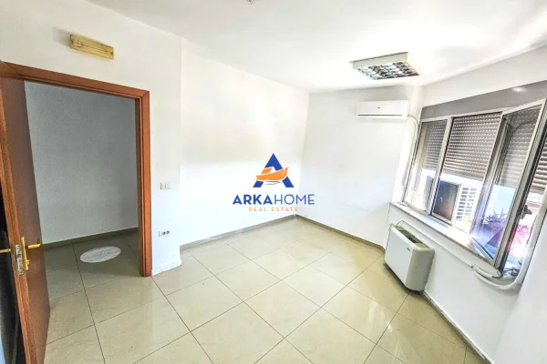 JEPET ME QIRA AMBIENT KOMERCIAL 300M2 "RRUGA DIBRES,AKSES I LEHTE NE QENDER" 3000 EURO