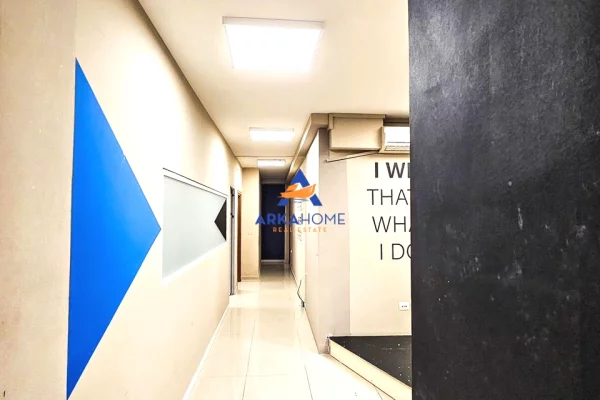 JEPET ME QIRA AMBIENT KOMERCIAL 300M2 "RRUGA DIBRES,AKSES I LEHTE NE QENDER" 3000 EURO