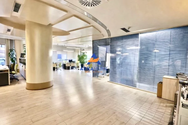 JEPET ZYRE ME QERA 300M2 "STADIUMI AIR ALBANI" 700.000 LEKE