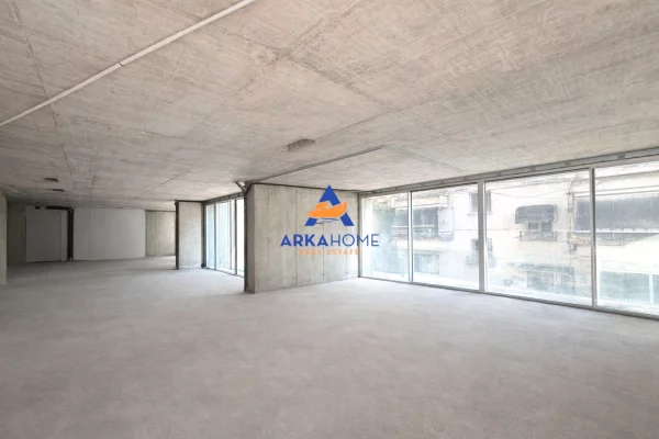 JEPET ZYRE ME QERA 265M2 "NE BLLOK" 9000 EURO (I DISKUTUESHEM)