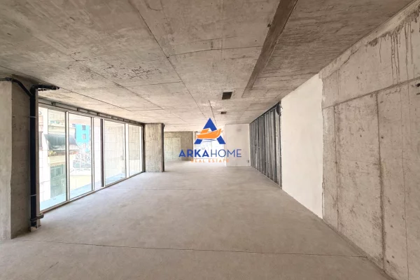 JEPET ZYRE ME QERA 265M2 "NE BLLOK" 9000 EURO (I DISKUTUESHEM)