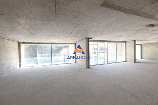 JEPET ZYRE ME QERA 265M2 "NE BLLOK" 9000 EURO (I DISKUTUESHEM)