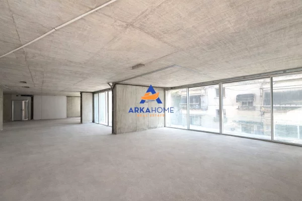 JEPET ZYRE ME QERA 265M2 "NE BLLOK" 9000 EURO (I DISKUTUESHEM)