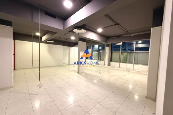 JEPET ZYRE ME QERA 370M2 "TE CASA ITALIA" 3700 EURO (I DISKUTUESHEM)