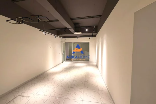 JEPET ZYRE ME QERA 370M2 "TE CASA ITALIA" 3700 EURO (I DISKUTUESHEM)