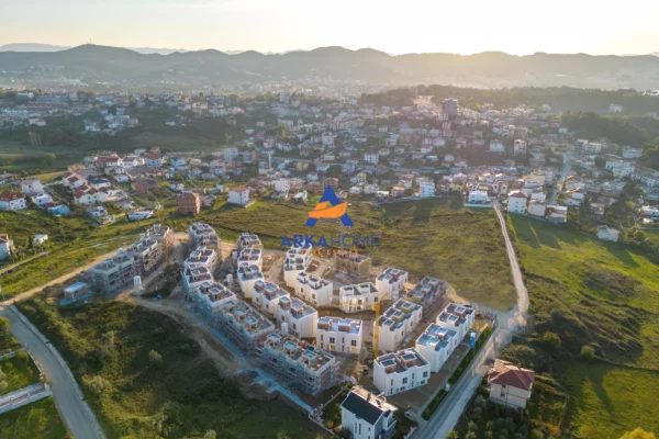 Shtepi me qera Vila Luksoze ne Tirane, 3+1, Mobilimi E mobiluar, Pagesa 2,612  Euro.