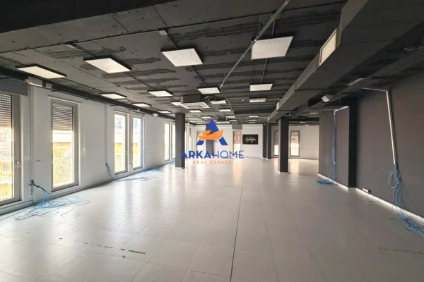 JEPET ME QERA AMBIENT ZYRE 1077M2 "TE ZOGU I ZI " 15.000 EURO I DISKUTUESHEM