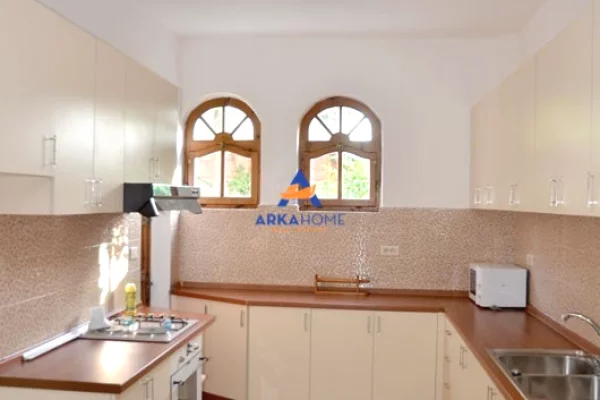 Shtepi me qera Apartament ne Tirane, 4+1, Mobilimi Pjeserisht e mobiluar, Pagesa 1,500  Euro.