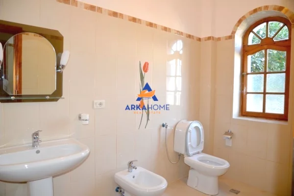 Shtepi me qera Apartament ne Tirane, 4+1, Mobilimi Pjeserisht e mobiluar, Pagesa 1,500  Euro.