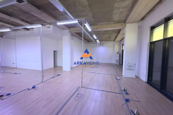 JEPET ME QERA AMBIENT BIZNESI/ZYRA 361M2 "TE ZOGU I ZI" 5700 EURO (I DISKUTUESHEM )