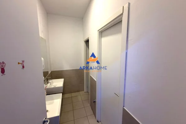 JEPET ME QERA AMBIENT BIZNESI/ZYRA 361M2 "TE ZOGU I ZI" 5700 EURO (I DISKUTUESHEM )