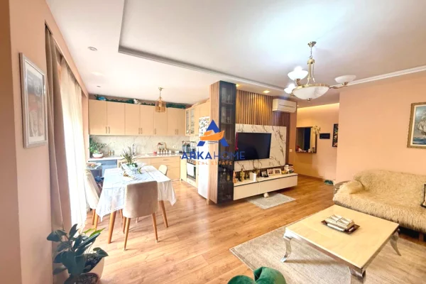 Shtepi ne shitje Apartament ne Tirane, 3+1, Mobilimi E mobiluar, Pagesa 335,000  Euro.