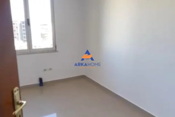 Shtepi me qera Apartament ne Tirane, 2+1, Mobilimi Bosh, pa mobiluar, Pagesa 800  Euro.