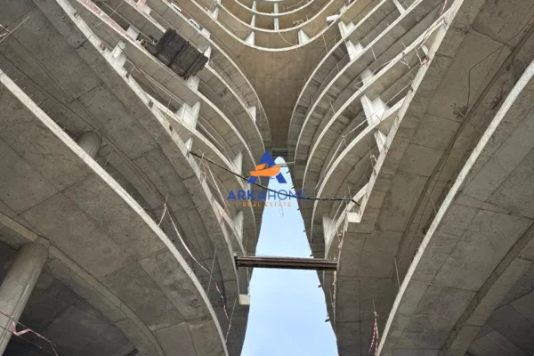 Shtepi ne shitje Apartament ne Tirane, 3+1, Mobilimi Bosh, pa mobiluar, Pagesa 11  Euro.