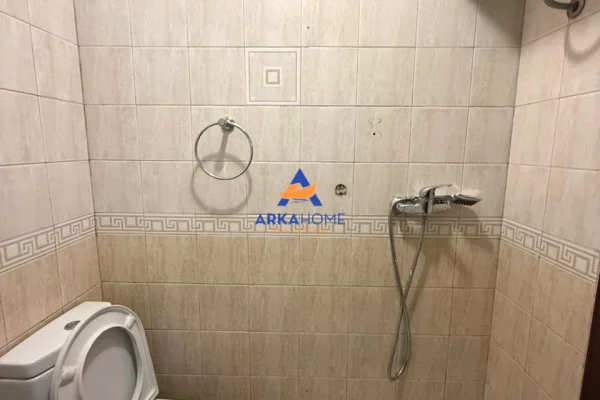 JEPET ZYRE ME QERA 131 M2 "MIDIS RRUGES SE KOSOVAREVE DHE KOMUNES SE PARISIT" 1100 EURO (I DISKUTUES