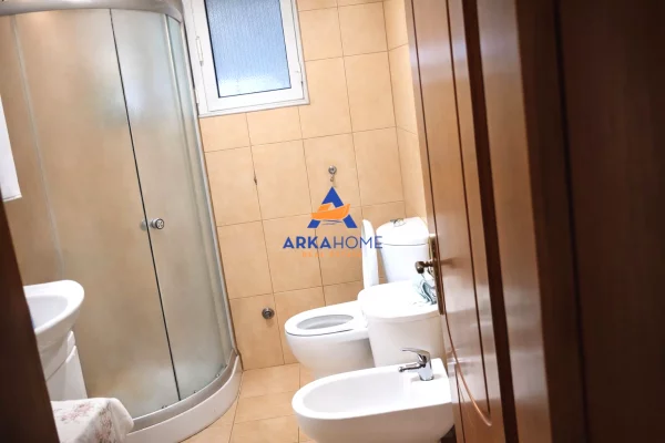 Shtepi me qera Apartament ne Tirane, 3+1, Mobilimi E mobiluar, Pagesa 1,044  Euro.