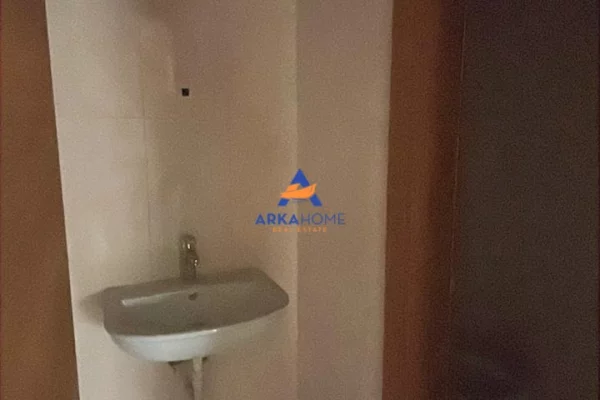 JEPET AMBJENT PER ZYRA 230M2 "BLLOK, AFER ME SKY TOWER" 5500 EURO