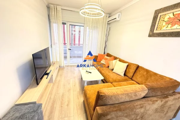 Shtepi me qera 2+1 ne Tirane - 1,200 Euro