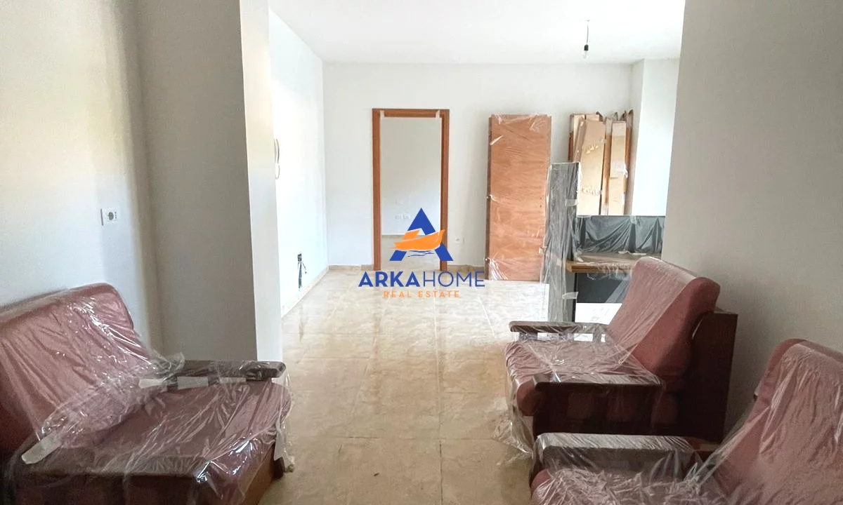 JEPET ZYRE ME QERA 104M2 "KULLAT BINJAKE ( PAS SKY TOWER)" 2675 EURO