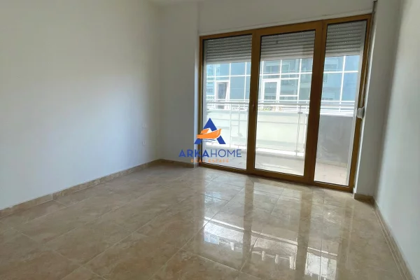 Ambient biznesi me qera 1+1 ne Tirane - 2,675 Euro