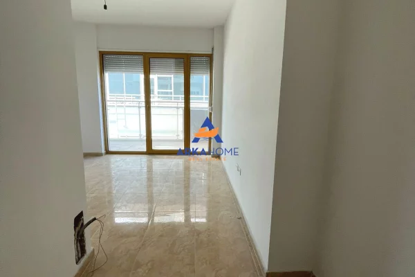 JEPET ZYRE ME QERA 104M2 "KULLAT BINJAKE ( PAS SKY TOWER)" 2675 EURO