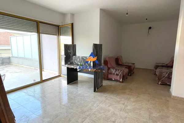 JEPET ZYRE ME QERA 104M2 "KULLAT BINJAKE ( PAS SKY TOWER)" 2675 EURO