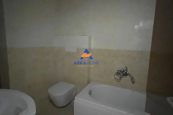 JEPET ZYRE ME QERA 104M2 "KULLAT BINJAKE ( PAS SKY TOWER)" 2675 EURO