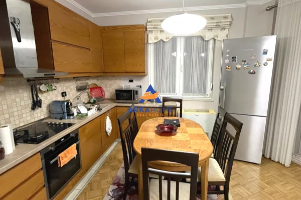 Shtepi me qera Apartament ne Tirane, 2+1, Mobilimi E mobiluar, Pagesa 950  Euro.