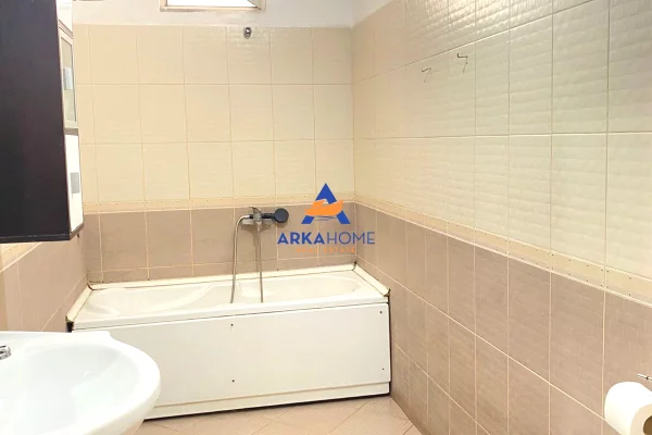 Shtepi ne shitje Apartament ne Tirane, 2+1, Mobilimi E mobiluar, Pagesa 190,000  Euro.