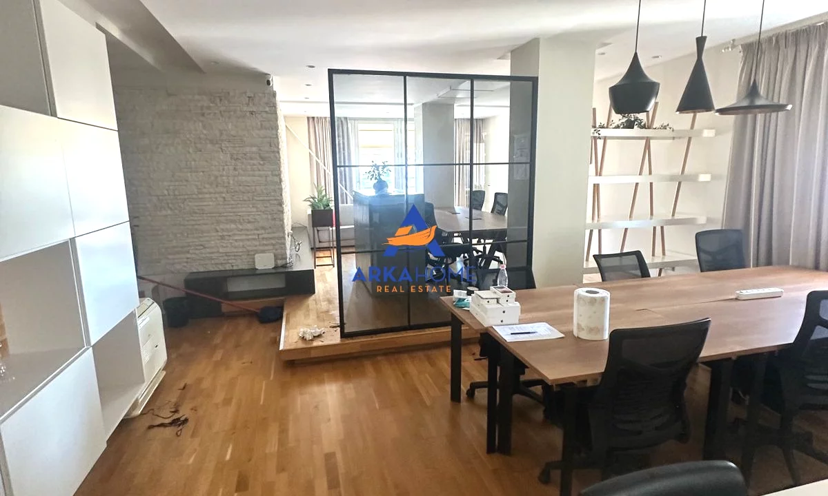 JEPET ZYRE ME QERA 140M2 "RRUGA BRIGADA E 8" 2900 EURO