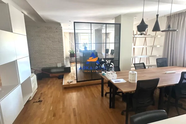 JEPET ZYRE ME QERA 140M2 "RRUGA BRIGADA E 8" 2900 EURO