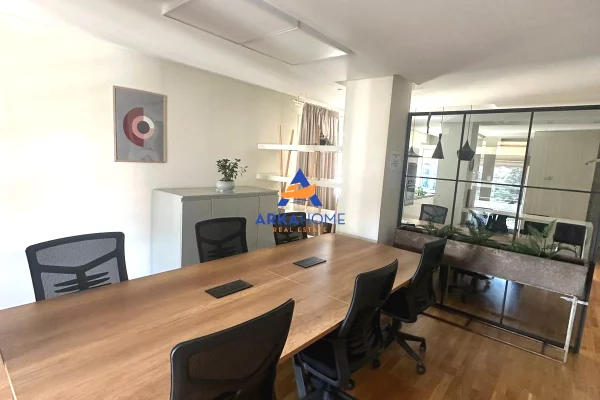 JEPET ZYRE ME QERA 140M2 "RRUGA BRIGADA E 8" 2900 EURO