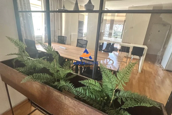 JEPET ZYRE ME QERA 140M2 "RRUGA BRIGADA E 8" 2900 EURO