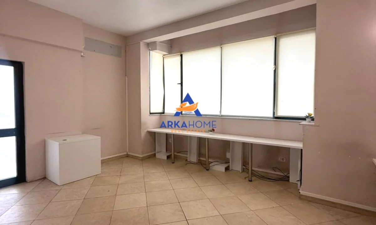 AMBJENT ZYRASH ME QERA 110M2 "RRUGA MUHAMET GJOLLESHA" 100.000 LEKE