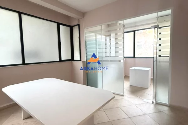 AMBJENT ZYRASH ME QERA 110M2 "RRUGA MUHAMET GJOLLESHA" 100.000 LEKE