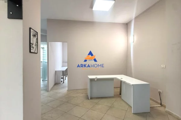 AMBJENT ZYRASH ME QERA 110M2 "RRUGA MUHAMET GJOLLESHA" 100.000 LEKE