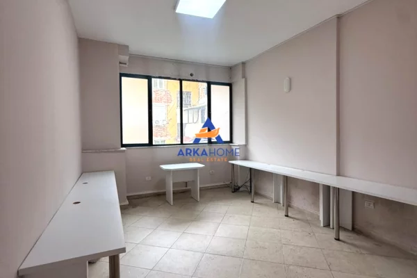 AMBJENT ZYRASH ME QERA 110M2 "RRUGA MUHAMET GJOLLESHA" 100.000 LEKE