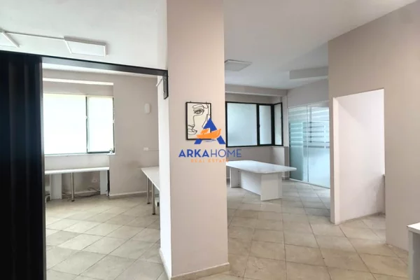 AMBJENT ZYRASH ME QERA 110M2 "RRUGA MUHAMET GJOLLESHA" 100.000 LEKE