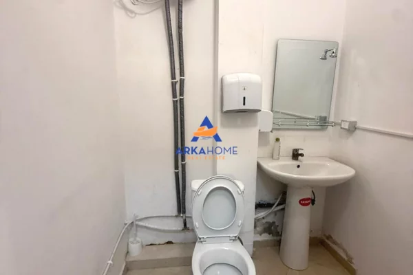 AMBJENT ZYRASH ME QERA 110M2 "RRUGA MUHAMET GJOLLESHA" 100.000 LEKE